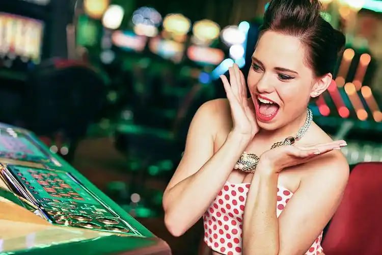 Antarmuka permainan live dealer dan taruhan sepak bola di aplikasi alototo